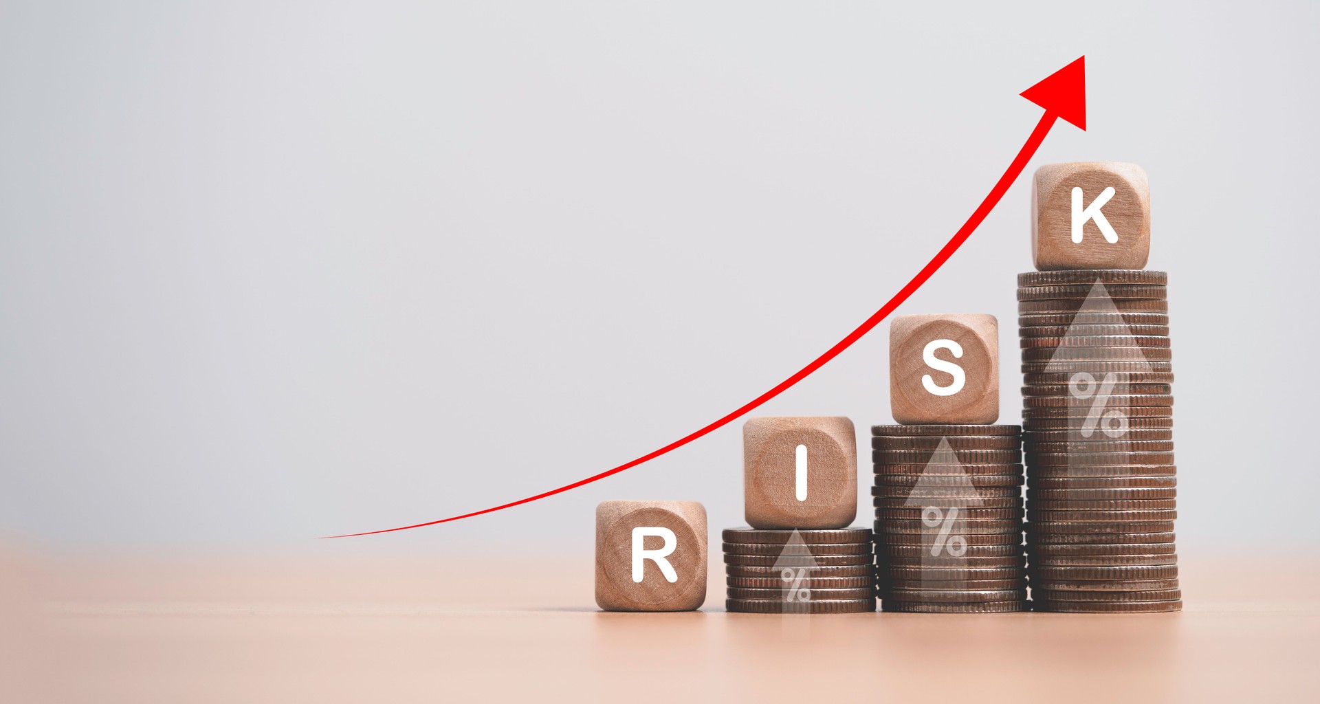 Redacción de riesgo en aumentar el apilamiento de monedas con flecha hacia arriba para el análisis y gestión de riesgos de banca financiera, alto riesgo Concepto de alto rendimiento.